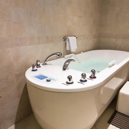 *** & Bleues Marlioz Hotell 3*